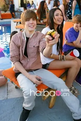 bieber)"假戏真做",亲密对象就是《baby》mv女主角jasmine v!