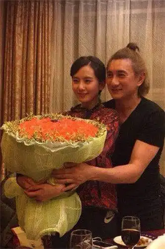 吴奇隆为老婆刘诗诗庆生夫妻甜蜜环抱