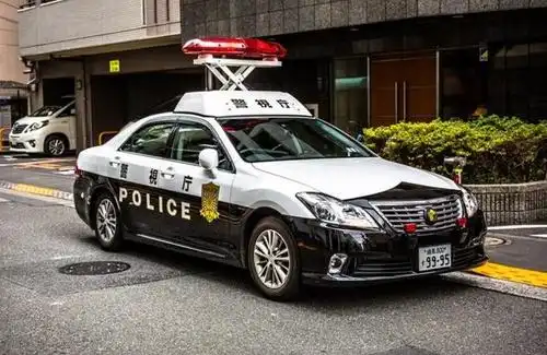 去过日本的人都会发现,这里的警车车标真有意思