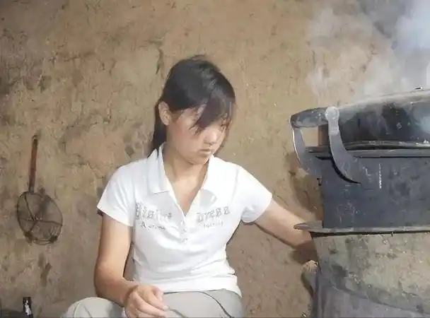 女孩十分惊讶,想要拉住江诗信问些什么.