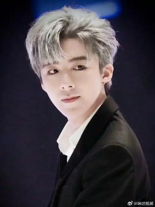 一种发型一个风格～@摩登兄弟刘宇宁这优秀的身高和颜值真的一眼万年