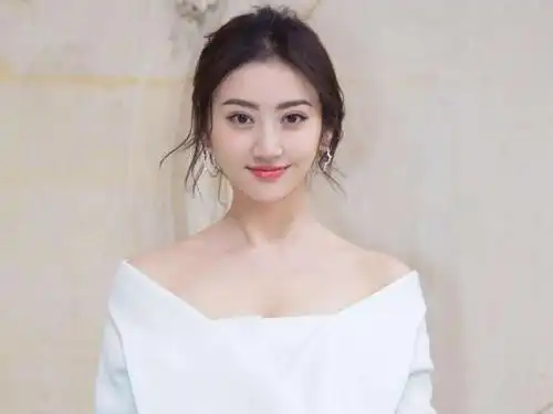 景甜不是不出名,其实知道她的人很多,毕竟她合作的一些男明星,都是圈