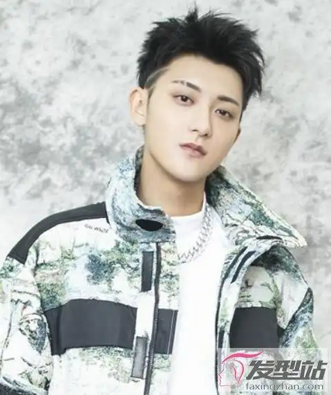 男生两道杠刻痕发型 吸睛帅气潮男都这样剪