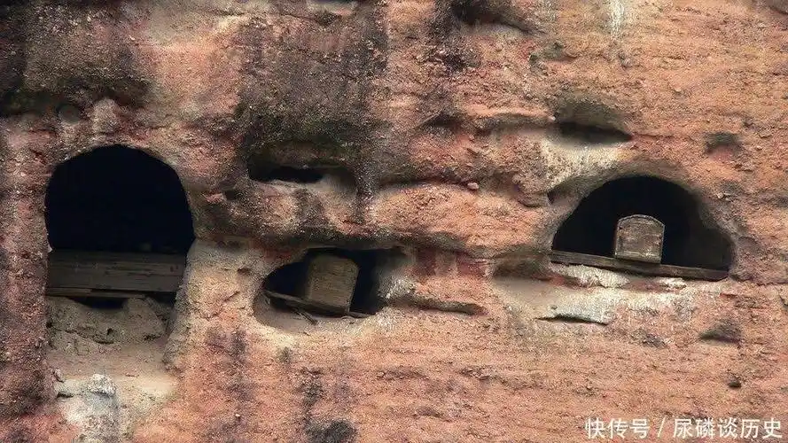 龙虎山发现悬棺,我考古人员用一招攀登上山崖,并在棺中发现秘密