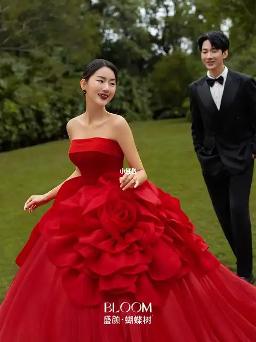 婚纱照94风格:草坪61森系61高级感61纪实61外景热烈的红色