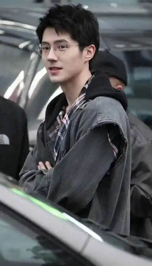 刘昊然近照面目清朗发型利落重拾青春少年气息