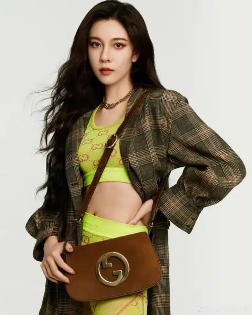 演员宋妍霏演绎gucciblondie包ootd