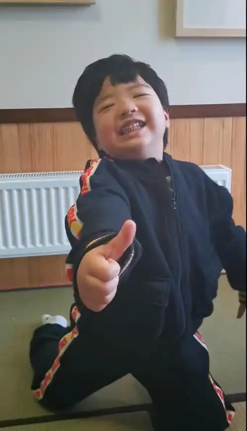 组图:林潇肃晒儿子视频长相超相似 获儿子花式吹捧幸福满满