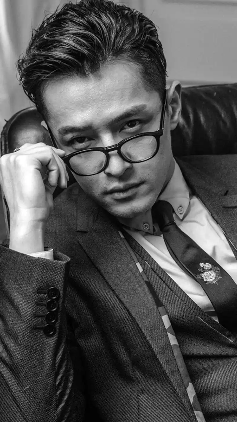 一个眼神就够了 #胡歌 #胡歌壁纸 #高级感 #黑白系 #胡 - 抖音