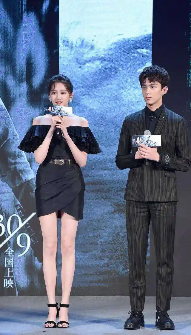 关晓彤与毛晓彤同穿黑色连衣裙,网友:失恋跟热恋的差距!