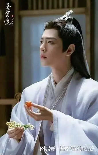 肖战新剧造型引发热议,好薄的背成焦点