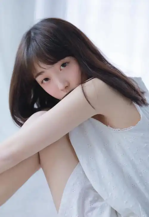 白皙的皮肤,充满青春朝气的高颜值女孩