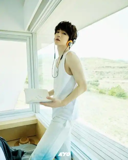 刘宇mv拍摄花絮照 白背心居家风,抱着小猫咪温柔清新的小宇啊