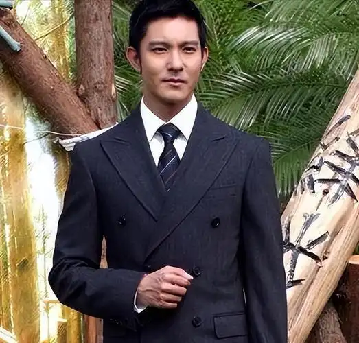 尖嘴猴腮别硬凹演富豪角色,5位男明星,站那就是"人间富贵竹"