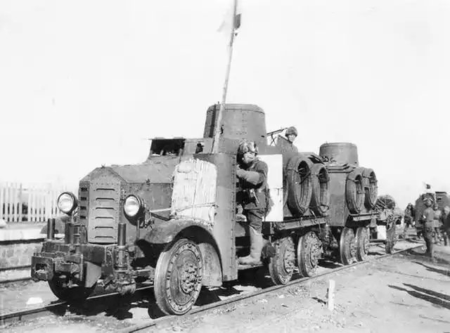 侵华日军可以烧木头的九一式装甲车,还可以在铁路上快速奔跑