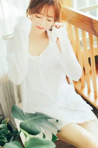 白衬衣性感美女低胸美腿极品诱惑写真