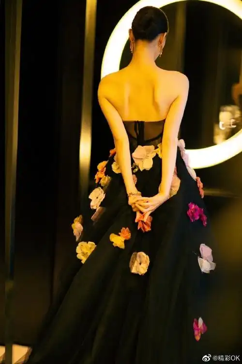 教你美##女星露背造型大赏#露背礼服能为女明星的红毯造型加不少分