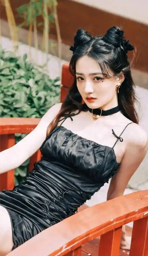 25岁徐璐真敢穿!