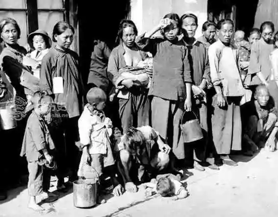 旧社会贫穷人家大闸蟹随便吃 真相是饭都快吃不上了