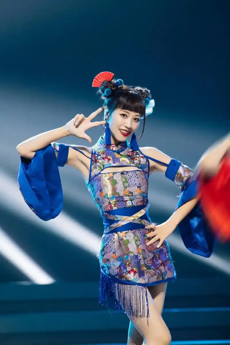 蓝盈莹身着蓝色国风旗袍 双丸子头元气满满