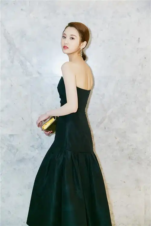 张慧雯应邀出席gq2017年度人物颁奖盛典,红毯之上黑色抹胸长裙礼服