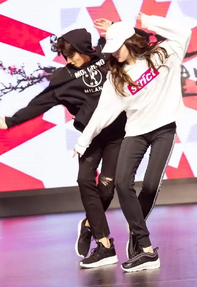 刘亦菲这身红真好看,杨洋这西服简直好帅哦!两人另跳舞真的是帅炸天!