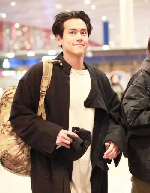 彭于晏颜值崩了?久违现身机场发际线堪忧,瞪眼搞怪被指撞脸黄磊