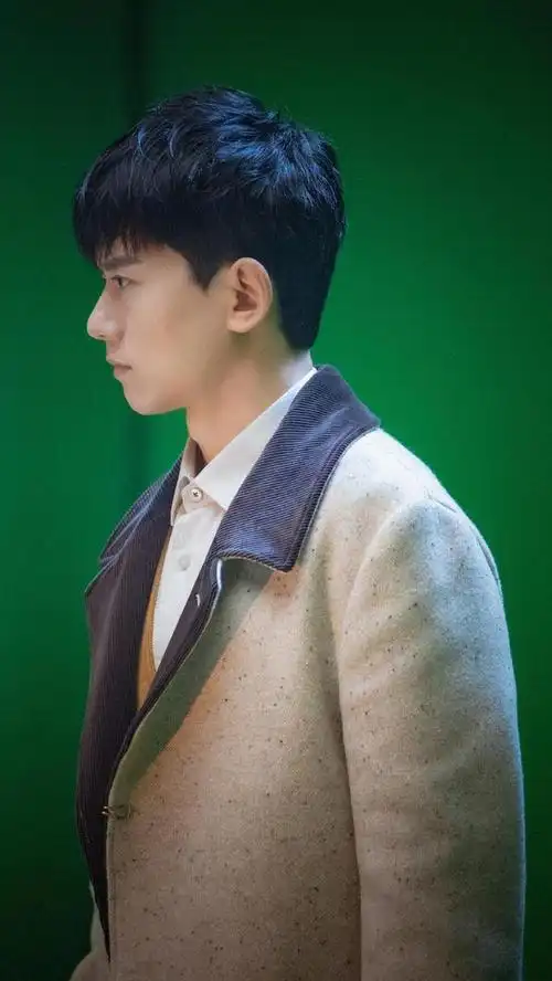 新浪娱乐讯 2021年3月10日,张杰工作室晒出一组艺人最新写真.