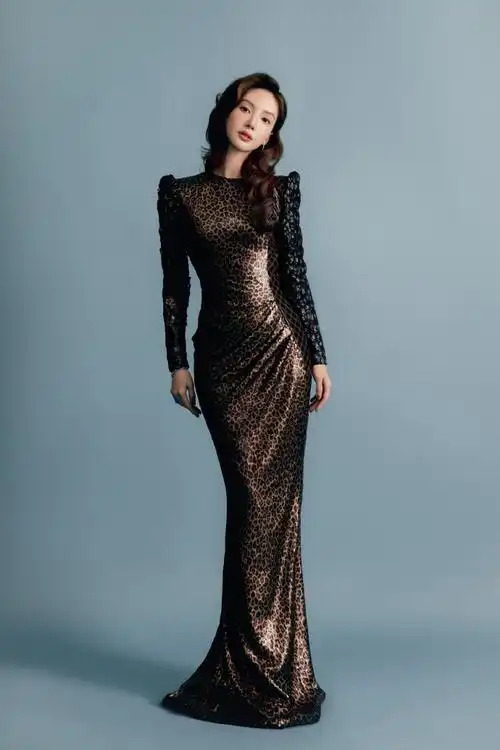 金晨|#智族gq moty年度人物盛典#属实是今晚最努力的一位 ,接连输出三