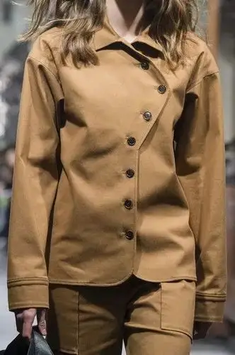 你会不会因为一颗扣子买下一件衣服