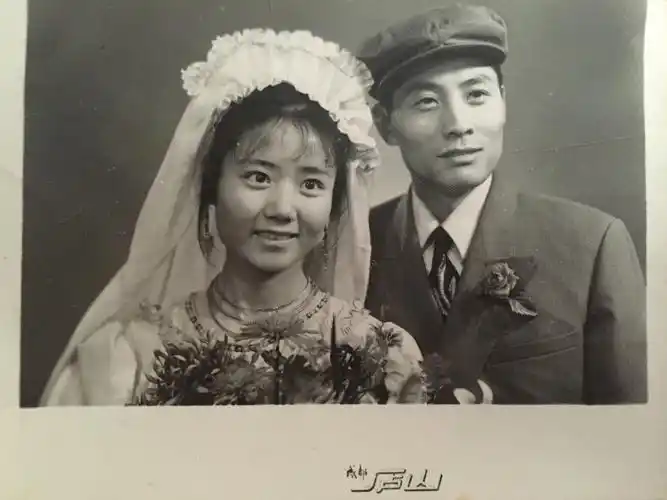 我爱我的姥姥姥爷!70年代的结婚照!