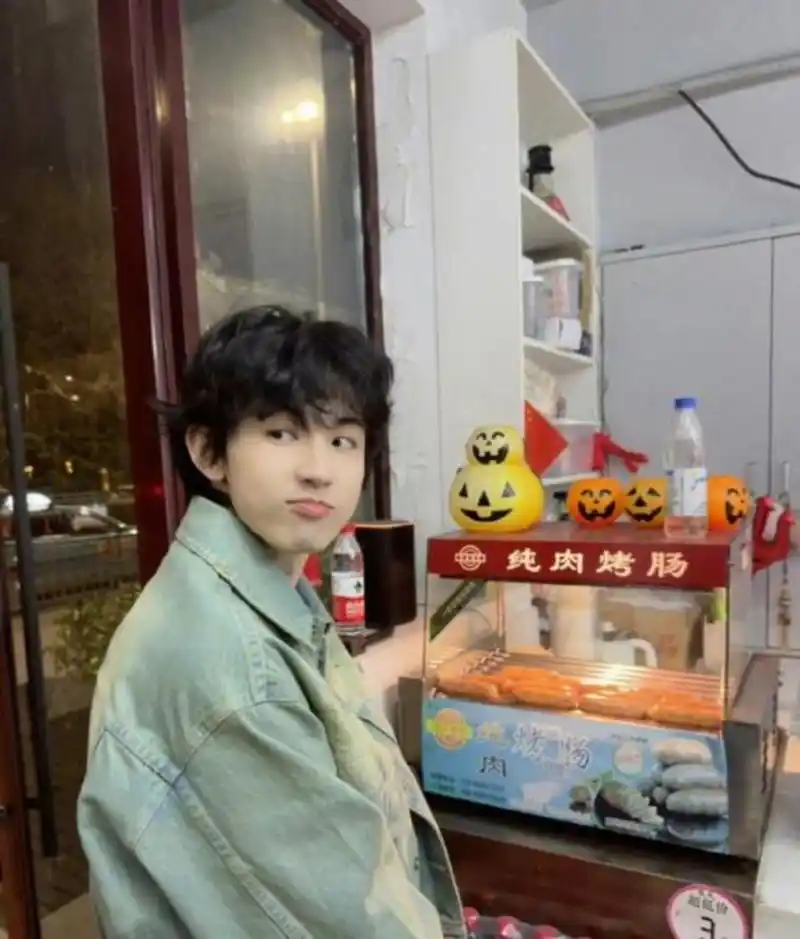 郭俊辰生日直播称一天没吃饭,为等五个寿桃蛋糕切硬如冰冻,期间迅速比