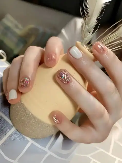 简约高级美甲06短甲也可以拥有好看的款式呢!