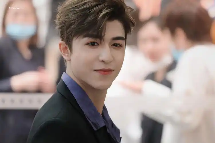 尹浩宇今日品牌活动饭拍太优越了吧人群中的贵公子