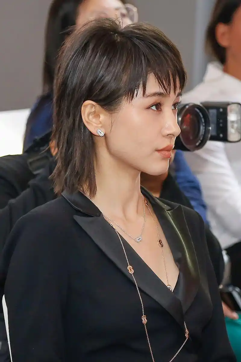 [开心]欢迎来到@情感八卦阵 每天八卦点啥给你听  第一,很喜欢去猜测