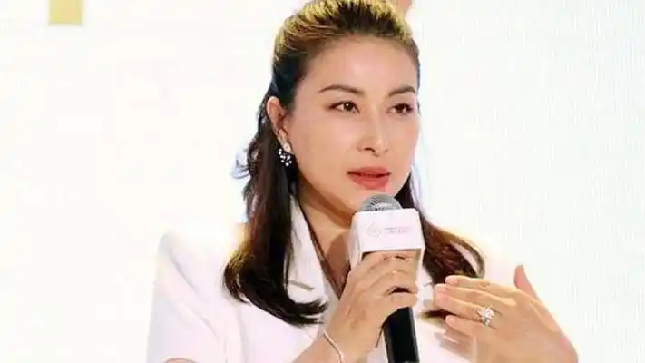 郭晶晶被问:拼不拼四胎?她的回复很直接,豪门地位一目了然