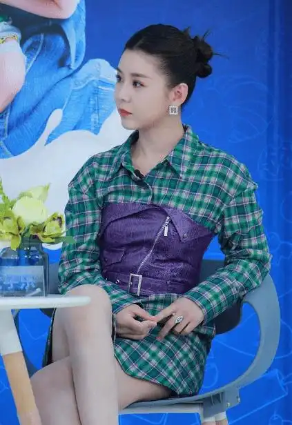 原创当妈后的李小萌真敢穿居家背心露出拜拜肉还能从容走机场