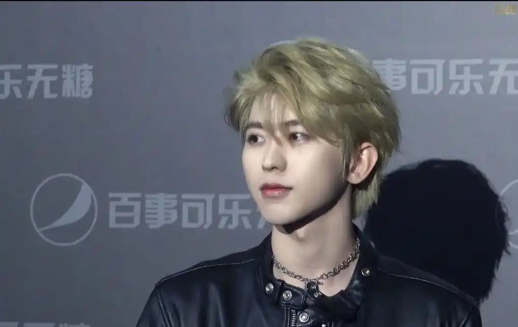 视频截图,蔡徐坤怎么帅的这么轻松啊!#生图#185大帅哥 # - 抖音