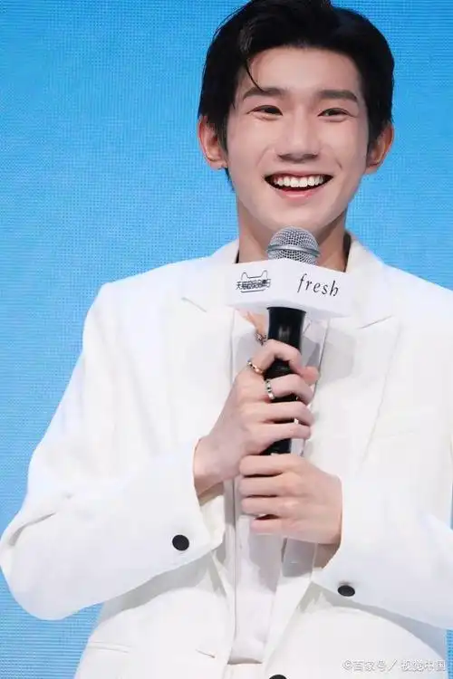 王源穿白色西装温文尔雅 与粉丝互动笑得一脸呆萌