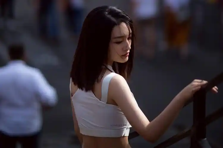 李沁米兰拍大片穿运动背心变身小腰精网友惊艳了时光