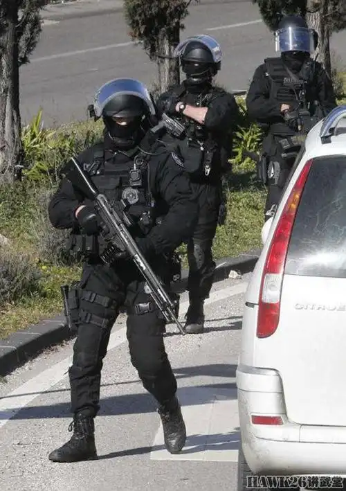 这名特警使用的是g3步枪,口径7.62×51mm.