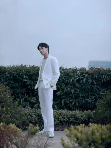 腿长116cm的赖冠霖身穿白色西装亮相是你的白马王子吗