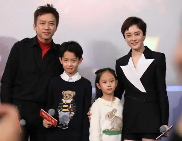 其中,孙俪和邓超表现得很开心.