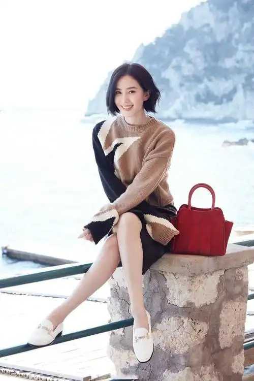 刘诗诗很有"女神"范,身穿夹克搭配牛仔裤,基础款穿出高级感