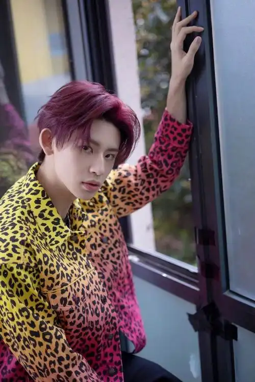 小鬼王琳凯粉黄豹纹夹克时尚酷帅写真图片