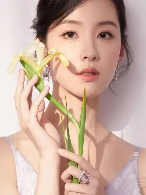 陈都灵清纯花语大片浪漫治愈 白色吊带长裙温婉动人-易天影视公司