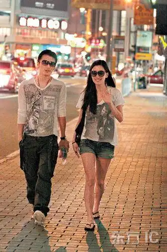 谢霆锋老婆妹妹两头忙 与谢婷婷逛街购物(组图)