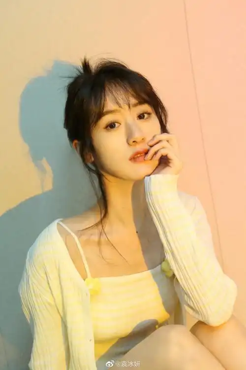 袁冰妍分享随拍丸子头造型好清纯呀