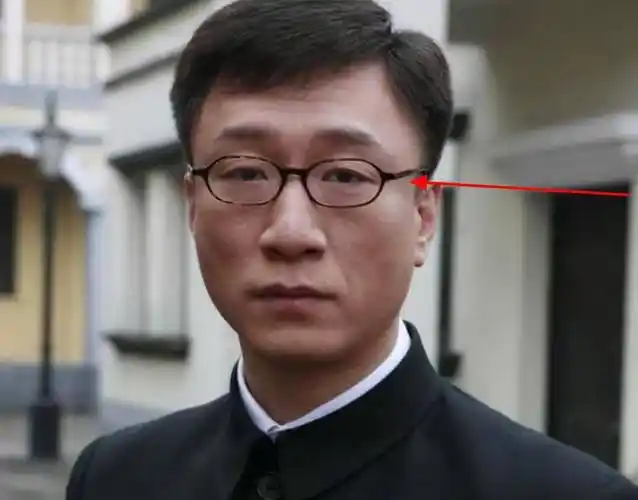 50岁孙红雷晒近照,脸颊凹陷,瘦出尖下巴跟欧式双眼皮_眼睛_颜王_减肥