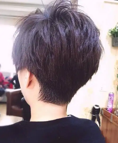 春天流行"推后边"超短发,春天你推了吗!